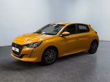 Une voiture jaune est garée dans une pièce aux murs blancs.