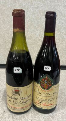 deux bouteilles de vin posées sur un comptoir