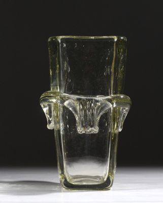 un vase en verre posé sur une table