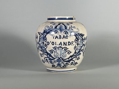 Pot à tabac pansu en faïence du NORD émaillée bleu de rinceaux et palm