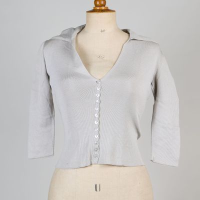 un gros plan sur le torse d'un mannequin vêtu d'une chemise