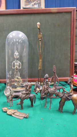 4 statuettes de cavaliers Dogon en bronze, une en métal , personn...
