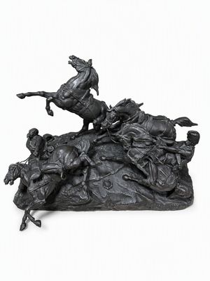 statue représentant un homme à cheval au sommet d'un tas de personnes