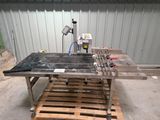 une machine posée sur une palette dans un entrepôt
