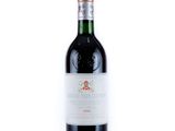 une bouteille de vin rouge posée sur une table blanche
