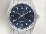 une photo d'une montre Rolex à cadran bleu montée sur un bracelet