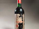 une bouteille de vin posée sur une table