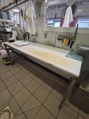 une cuisine équipée d'un évier, d'un plan de travail et d'autres éléments