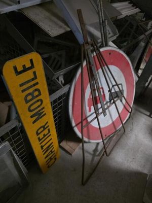 une pile de panneaux divers dans un garage