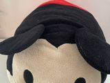 peluche Mickey Mouse assise sur une étagère blanche