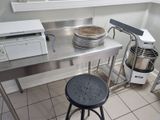 un plan de travail de cuisine sur lequel se trouvent un micro-ondes et un saladier