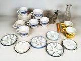 beaucoup de vaisselle et de tasses sur la table