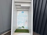 une photo d'une photo de toilettes posées sur une palette