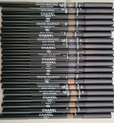 crayons à sourcils Chanel dans différentes nuances de marron et de noir