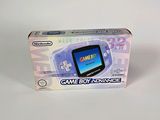 une boîte sur laquelle est représenté un Game Boy, posée sur une surface blanche
