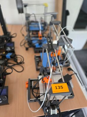 une table sur laquelle sont disposés de nombreux types de machines différents