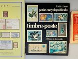 deux livres accrochés au mur, ornés de motifs différents