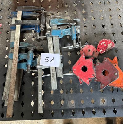 de nombreux outils posés sur une table en métal