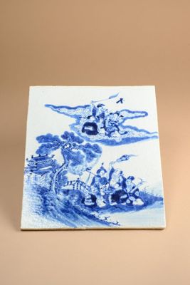 une image représentant un carreau bleu et blanc orné d'un bateau sur l'eau