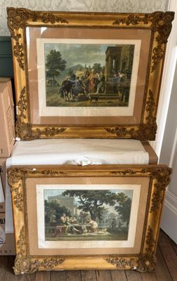 deux tableaux encadrés représentant des chevaux et des cavaliers, exposés dans une pièce