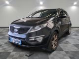 le 4x4 noir est garé sur un sol en damier dans le garage