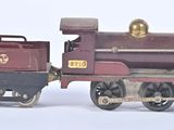 un petit train posé sur une surface blanche