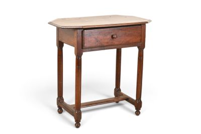 une vieille table en bois surmontée d'un tiroir