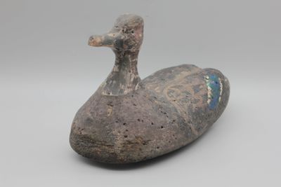 une image représentant un canard assis sur une table