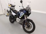 un motocycle garé à l'intérieur d'un bâtiment