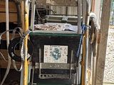 une échelle posée dans un garage à côté d'une borne d'incendie