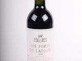 une bouteille de vin posée sur une table