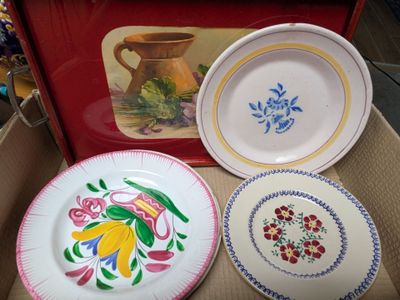 trois assiettes qui se trouvent dans une boîte