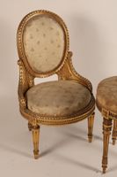 Chaise à assise basse et tabouret en bois très richement mou… (photo 4)