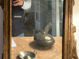 un miroir dans lequel on voit l'image d'un oiseau
