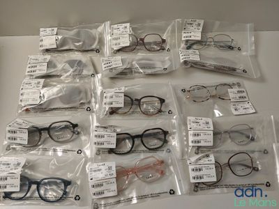 a lot of glasses that are on the table