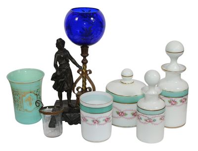 un grand nombre d'objets différents posés sur une table