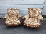 une paire de fauteuils rembourrés placés devant un mur