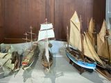 de nombreuses maquettes de bateaux exposées dans une vitrine