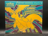 une boîte de cartes à collectionner Pokémon exposée sur une table