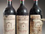trois bouteilles de vin rouge posées côte à côte sur une table