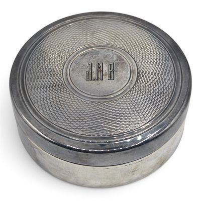 une image représentant une boîte en argent avec un monogramme sur le couvercle