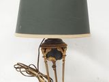 une lampe surmontée d'un abat-jour vert