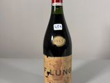 une bouteille de vin posée sur une table à côté d'une bouteille de vin