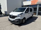 la camionnette blanche est garée devant un bâtiment