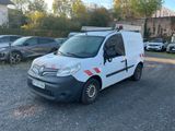 une camionnette blanche garée dans un parking à côté d'autres voitures