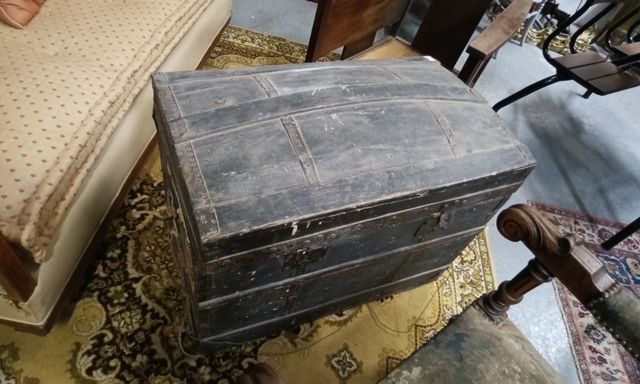 Malle en bois garni de jouets anciens