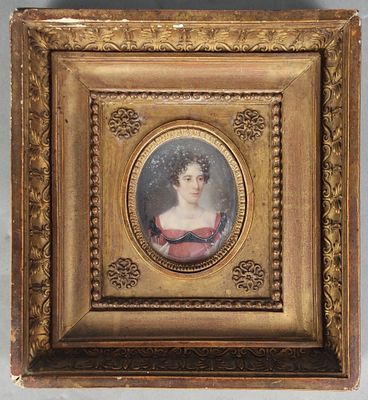 un tableau représentant une femme en robe rouge, dans un cadre doré