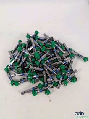 un tas de Lego verts et argentés posés sur une table