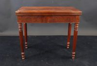 Table de jeu en acajou et placage d'acajou.