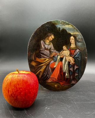 une assiette décorée d'une peinture, à côté d'une pomme